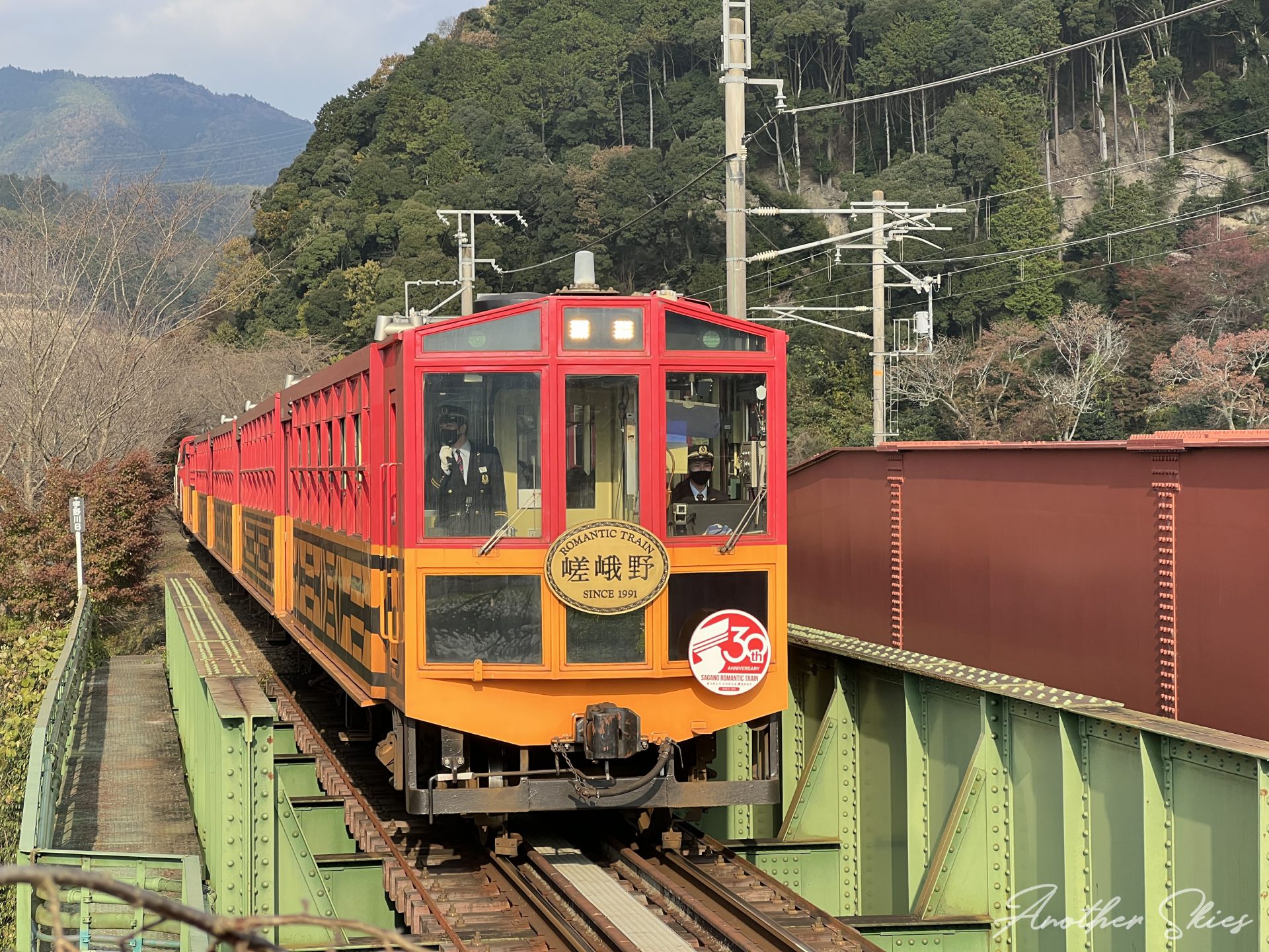 京都の紅葉 嵯峨野トロッコ列車で紅葉を楽しんできた Another Skies